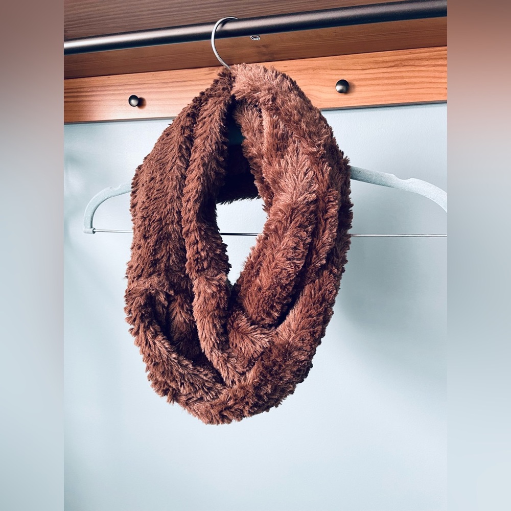 🌸Charlie Paige Fuzzy Infinity Scarf